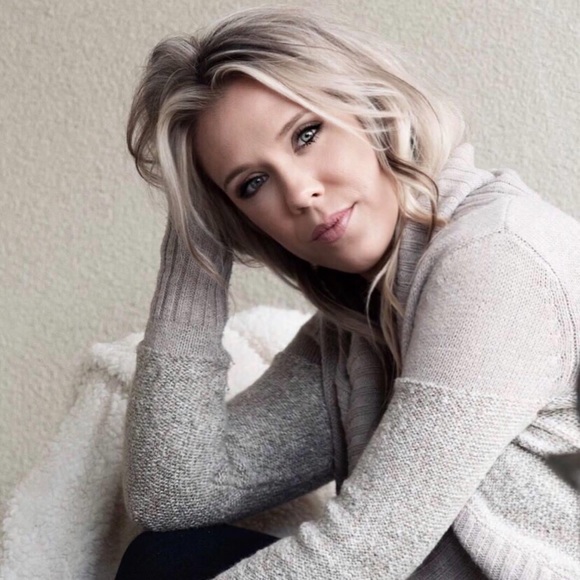 Meet your Posher, Tiffany - Picture 1 of 1